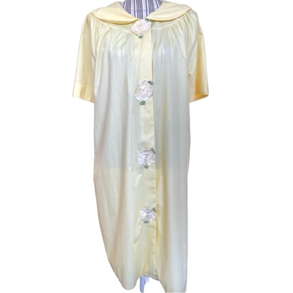 Charm Maid vintage house coat, size 40 or XL, yellow with roses, pockets